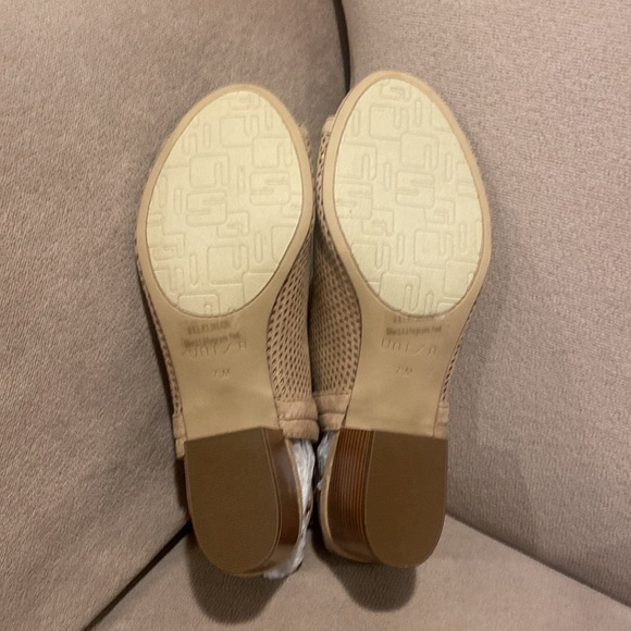 Unisa tan ankle strap block heel shoes with a peep toe. Gold buckle size 7.5 NWT - Picture 9 of 10